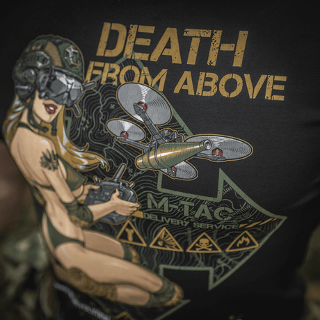 M-Tac T-Shirt Delivery Service med Pin-Up-inspireret design, viser kvinde med drone og tekst 'Death from Above'. Moderne stil og styrke.