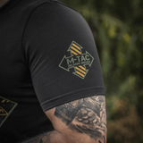 M-Tac T-Shirt Delivery Service med amerikansk Pin-Up-print fra Anden Verdenskrig. Vis skønhed og kampånd med moderne stil.