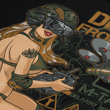 M-Tac T-Shirt Delivery Service med Pin-Up design, viser en pige i FPV-briller og dronekontrol, inspireret af amerikansk Pin-Up-kultur.