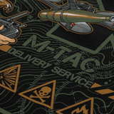 M-Tac T-Shirt Delivery Service design med amerikansk Pin-Up-kultur, FPV-briller og drone, omkranset af symboler og "Death from Above" tekst.