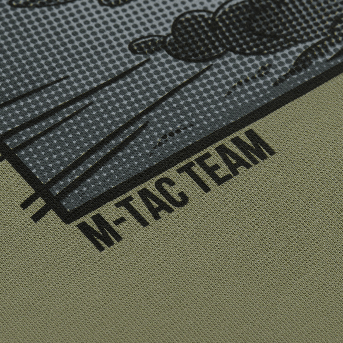 Detaljeret nærbillede af M-Tac T-Shirt Comics Drone Girl med M-Tac Team logo, printet i MagnaColours® premium-blæk.