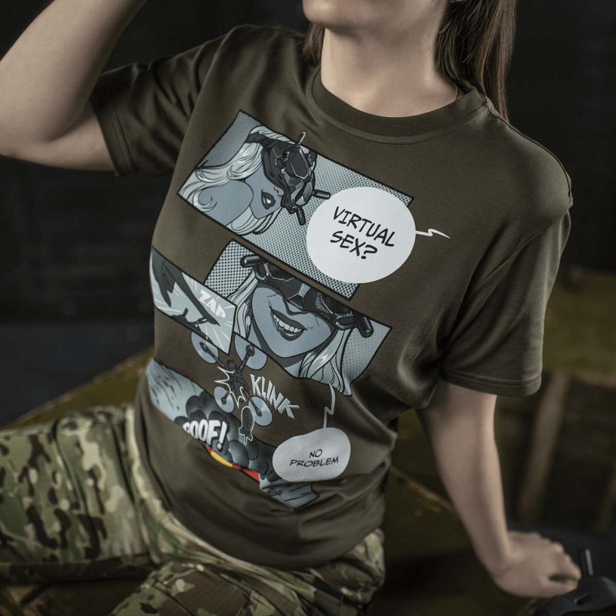 M-Tac T-Shirt Comics Drone Girl med comic-inspireret print af en FPV-pilot, der symboliserer styrke og effektivitet i kreativt design.