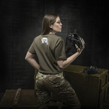 M-Tac T-Shirt Comics Drone Girl med droneudstyr, hylder ukrainske operatører, viser styrke og kreativt print, komfortabel bomuldsblanding.