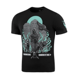 M-Tac T-Shirt Our Land med moderne militærmand, ugle og ulv, symboler på ukrainsk styrke og historie.