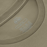 Nærbillede af M-Tac T-Shirt Talpa etiket, viser størrelse og materialeoplysninger. Perfekt blanding af komfort og stil.