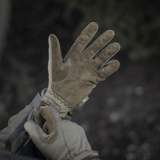 M-Tac Handsker Scout Tactical i brug, viser komfort og ægte læderbeskyttelse, fleksible paneler for nem påklædning udendørs.