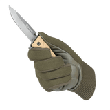 M-Tac Handsker Assault Tactical Mk.8 holder en lommekniv i hånden, designet til taktiske situationer og komfort under brug.