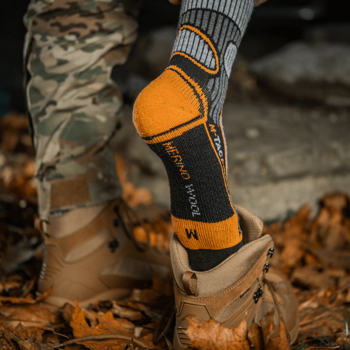 M-Tac Sokker Polar Merino 40% designet til udendørs aktiviteter for varme og komfort, set i efterårsløv og vandrestøvler.