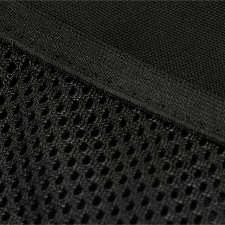 Nærbillede af M-Tac Assistant Taske i sort mesh og stofmateriale for holdbarhed og stil.