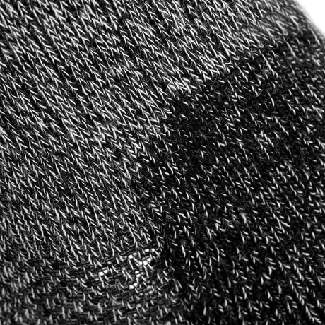 Nærbillede af M-Tac Coolmax 40% Sokker stofstruktur i grå og sort nuancer, ideel til outdoor brug med fugttransporterende Coolmax teknologi.