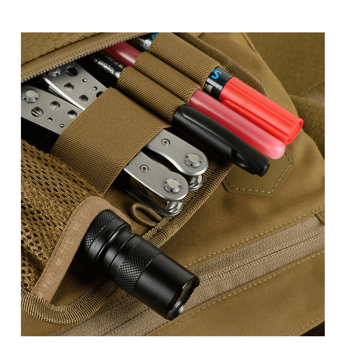 Detaljeret visning af M-Tac Konvert Taske Elite med praktisk opbevaring af værktøj og lommelygte, lavet af holdbart Cordura-materiale.