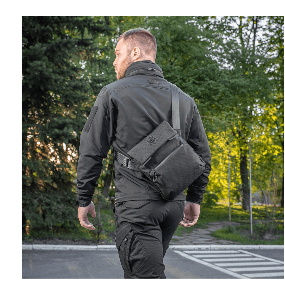 Mand iført M-Tac Konvert Taske Elite i skov omgivelser.