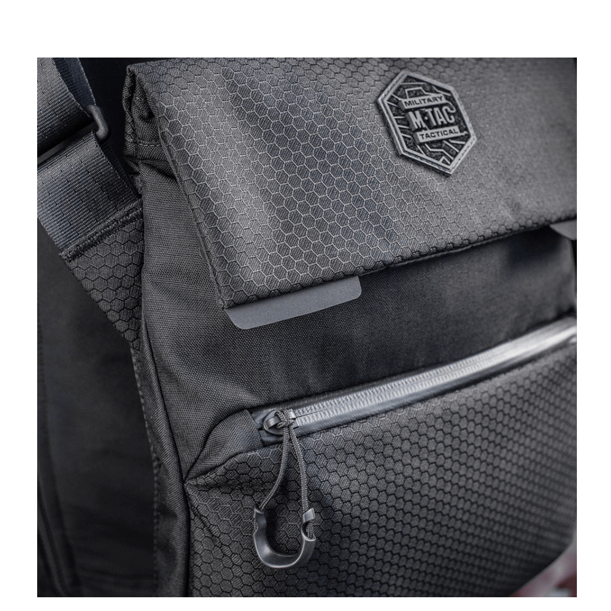 M-Tac Konvert Taske Elite lavet af holdbare materialer med magnetlukning for nem adgang.