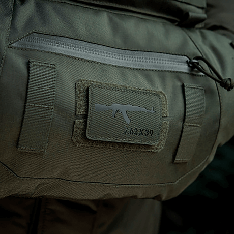 M-Tac AKM 7,62x39 Laser Cut Patch fastgjort til rygsæk med Velcro, taktisk design i Cordura 500D, symboliserer AKM 7,62x39, holdbar udendørs brug.