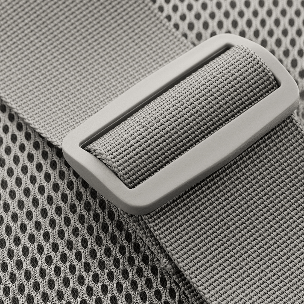 Nærbillede af stroppen på M-Tac Urban Line City Patrol Taske, lavet af vandafvisende 600D polyester.