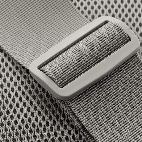 Nærbillede af stroppen på M-Tac Urban Line City Patrol Taske, lavet af vandafvisende 600D polyester.