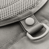 Detaljebillede af M-Tac Urban Line City Patrol Taske, tæt på det slidstærke 600D polyester og knap, perfekt til urban brug.