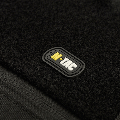 Nærbillede af M‑Tac Våbenetui 128 cm med M‑Tac logo, lavet af sort polyester til sikker transport og opbevaring af våben op til 128 cm.