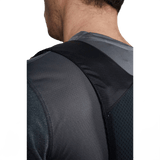 Mand iført Anorak Niobium® Concealable I Stik & Skudsikker Vest under gråt tøj, der viser hybrid panserteknologi.