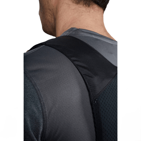 Anorak Titanium® Concealable I Stik & Skudsikker Vest bæret under almindeligt tøj, viser skjulende design og beskyttelse.