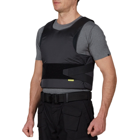 Mand iført Anorak Concealable III Cover for beskyttelse, designet med RIP-STOP Dry Comfort XT® og SPACER Coolmax® materialsystemer.