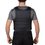 Mand iført Anorak Niobium® Concealable III Stik & Skudsikker Vest under t-shirt set bagfra.