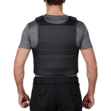 Person bærer Anorak Concealable III Cover designet til skjult beskyttelse, fremstillet af RIP-STOP Dry Comfort XT® og Coolmax® materialer.