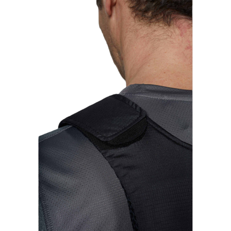 Anorak Concealable III Cover i sort viser skjult bæreevne under tøj, ideel til beskyttelse med RIP-STOP Dry Comfort XT® materiale.