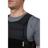 Mand iført Anorak Rhodium® Duty I Stik & Skudsikker Vest for maksimal beskyttelse mod skarpe våben og skud.