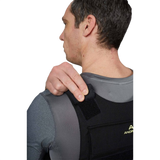 Person iført Anorak Duty II Cover vest justerer strop. Ergonomisk designet til politibetjente, med CORDURA® og 3D SPACER Coolmax® materialer.