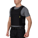 Mand iført Anorak Duty III Cover ergonomisk politivest med CORDURA® og 3D SPACER Coolmax® materialer til temperaturregulering og beskyttelse.