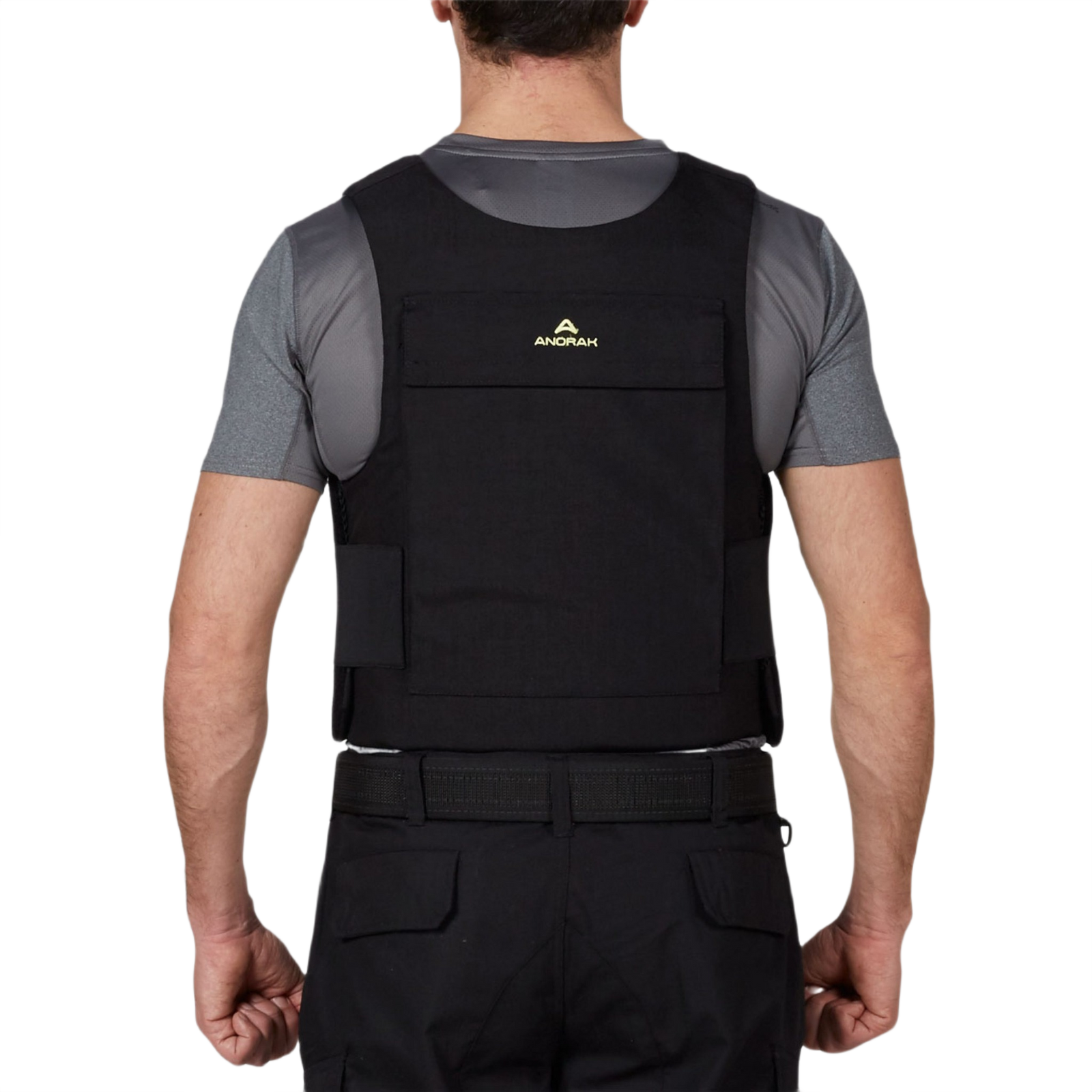 Mand iført Anorak Duty III Cover, ergonomisk designet beskyttelse med CORDURA® og 3D SPACER Coolmax® for bedre luftcirkulation.