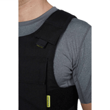 Anorak Rhodium® Duty III Stik & Skudsikker Vest på model, viser vestens beskyttelsesevne mod skarpe våben.