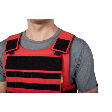 Anorak Niobium® Instructor I Stik & Skudsikker Vest med rød farve og stærk beskyttelse, designet til at yde sikkerhed mod trusler.
