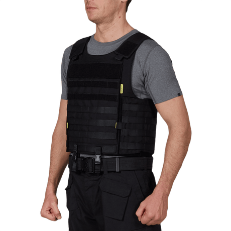 Anorak Niobium® Tactical I Stik & Skudsikker Vest båret af en person, der fremviser robustt design og beskyttelse mod våben.