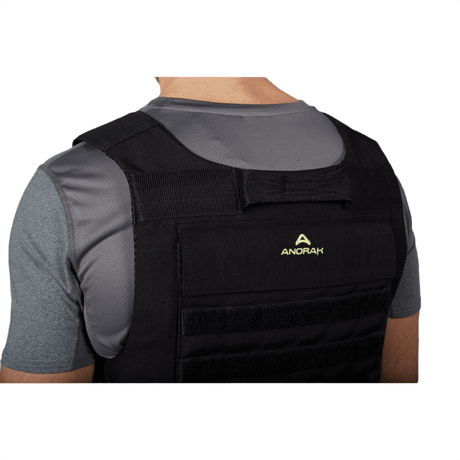 Anorak Chromium® Tactical I Skudsikker Vest set bagfra og bæres af en person, viser ergonomisk CORDURA® design og maksimal NIJ-beskyttelse