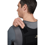 Mand justerer Anorak Chromium® Duty II Skudsikker Vest for optimal pasform, Level IIIA beskyttelse til sikkerhedspersonale.