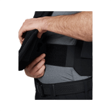 Mand justerer Anorak Duty III-M Cover med "PALS" webbing til MOLLE-lommer for optimal ballistisk beskyttelse og mobilitet