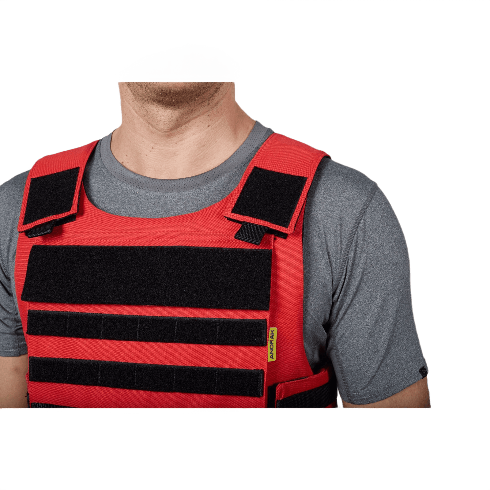 Anorak Instructor I Cover bæres af en person, fremhæver det ergonomiske design og 360° PALS webbing for optimal funktionalitet.