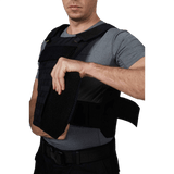 Mand iført Anorak Niobium® Duty III-M Stik & Skudsikker Vest, justerer vesten for optimal beskyttelse og komfort.