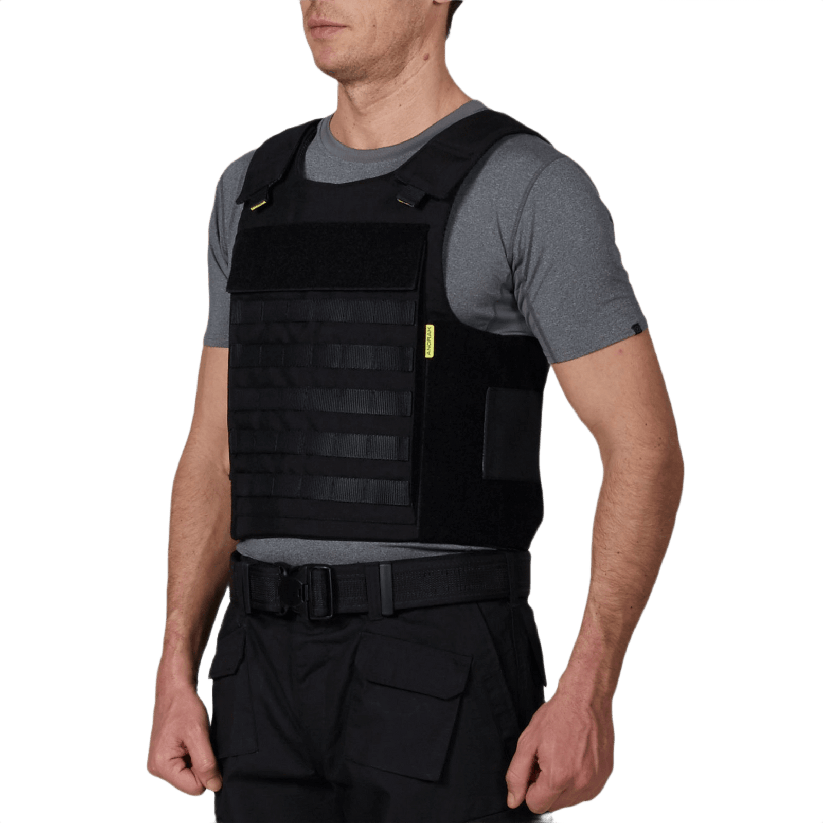 Mand iført Anorak Niobium® Duty III-M Stik & Skudsikker Vest, designet til beskyttelse mod skydevåben og knive.