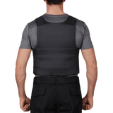 Mand iført Anorak Rhodium® Concealable II Stik & Skudsikker Vest for maksimal beskyttelse og diskretion under beklædning.