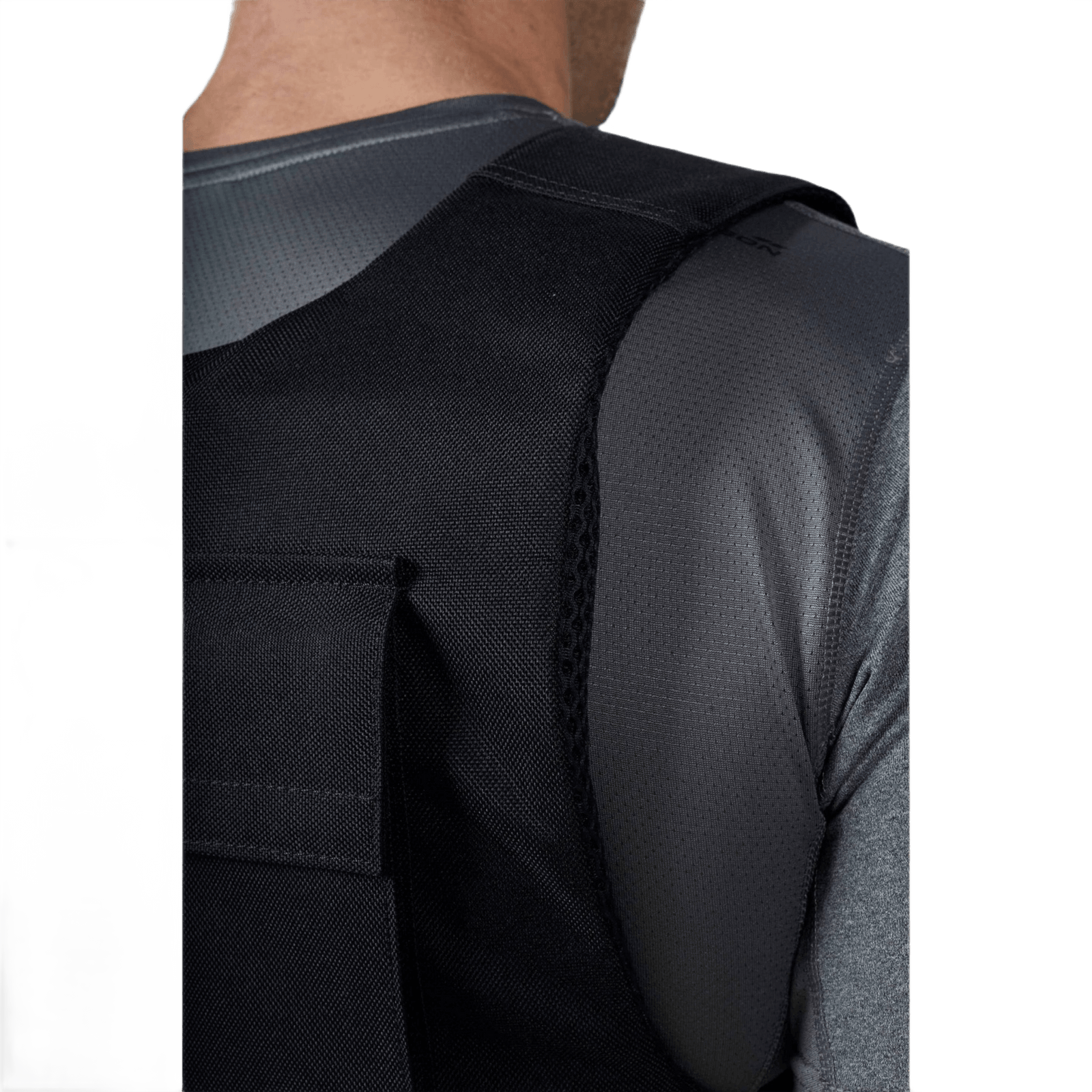 Person wearing Anorak Rhodium® Duty IV Stik & Skudsikker Vest, illustrating back view of the protective soft armor design.