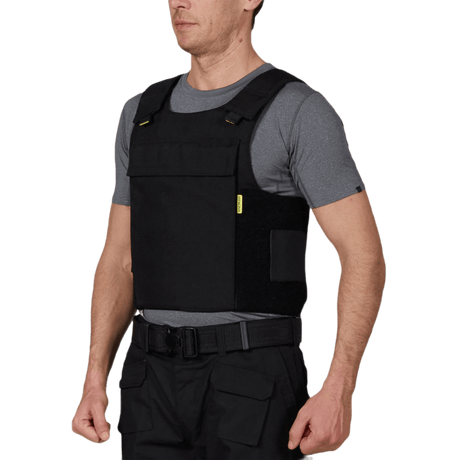 Mand iført Anorak Rhodium® Duty III Stik & Skudsikker Vest, designet til maksimal level IIIA beskyttelse og komfort.