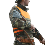 Anorak Titanium® Shield I Stik & Skudsikker Vest bæres af person i militæruniform, klar til beskyttelse og sikkerhed.