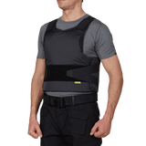 Mand bærer Anorak Titanium® Concealable II Stik & Skudsikker Vest med blød armorpanel, niveau IIIA beskyttelse.