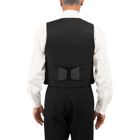 Anorak Titanium® VIP I Stik og Skudsikker Vest med rygsikring, designet til lav synlighed og omfattende kropsdækning, set bagfra. Sort vest, hvid skjorte.