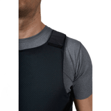 Mand iført Anorak Topaz® Concealable I Stiksikker Vest under grå skjorte.