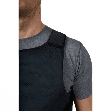 Mand iført Anorak Topaz® Concealable I Stiksikker Vest under grå skjorte.