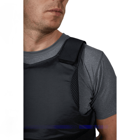 Mand iført Anorak Topaz® Concealable II Stiksikker Vest, kniv- og spidssikker soft armor designet til høj skjulbarhed og beskyttelse.